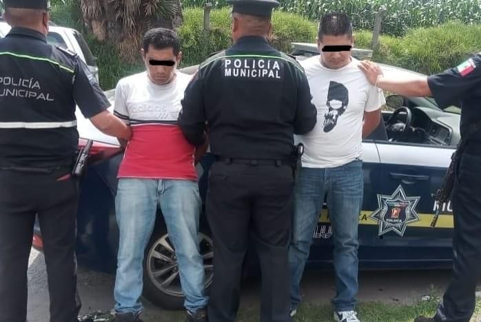 Detienen a dos después de asaltar a chófer de camión en Toluca