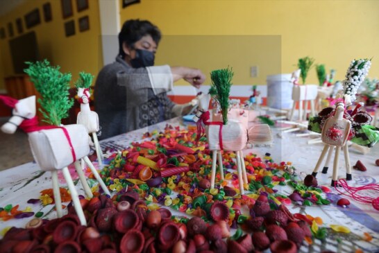 Hacen mulitas por tradición, mujeres tejedoras se preparan para el Corpus Christi