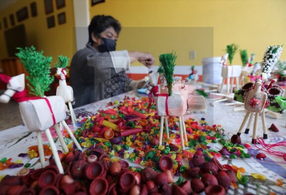 Hacen mulitas por tradición, mujeres tejedoras se preparan para el Corpus Christi