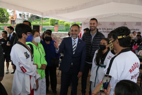 Reconoce Fundacion “Harp Helú” a Fernando Flores por apoyo al deporte en Metepec