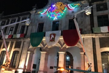 Toluca se viste e ilumina con los colores patrios