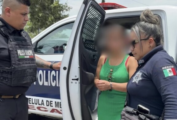 Detienen a mujer que fue grabada golpeando a su hijo menor de edad