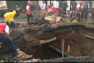 Se abre socavón en calles de Valle de Bravo