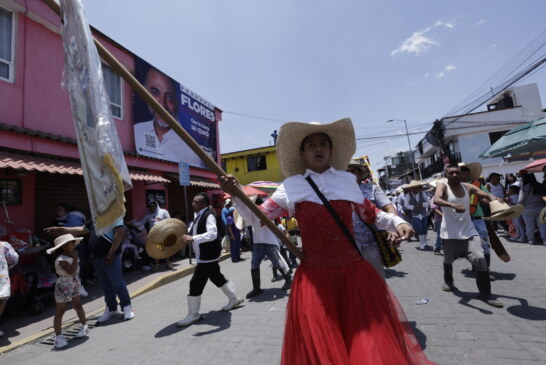 Miles de asistentes llegan al Paseo de la Agricultura en Metepec