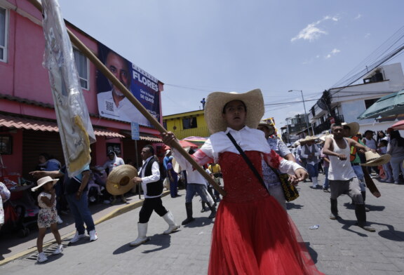 Miles de asistentes llegan al Paseo de la Agricultura en Metepec