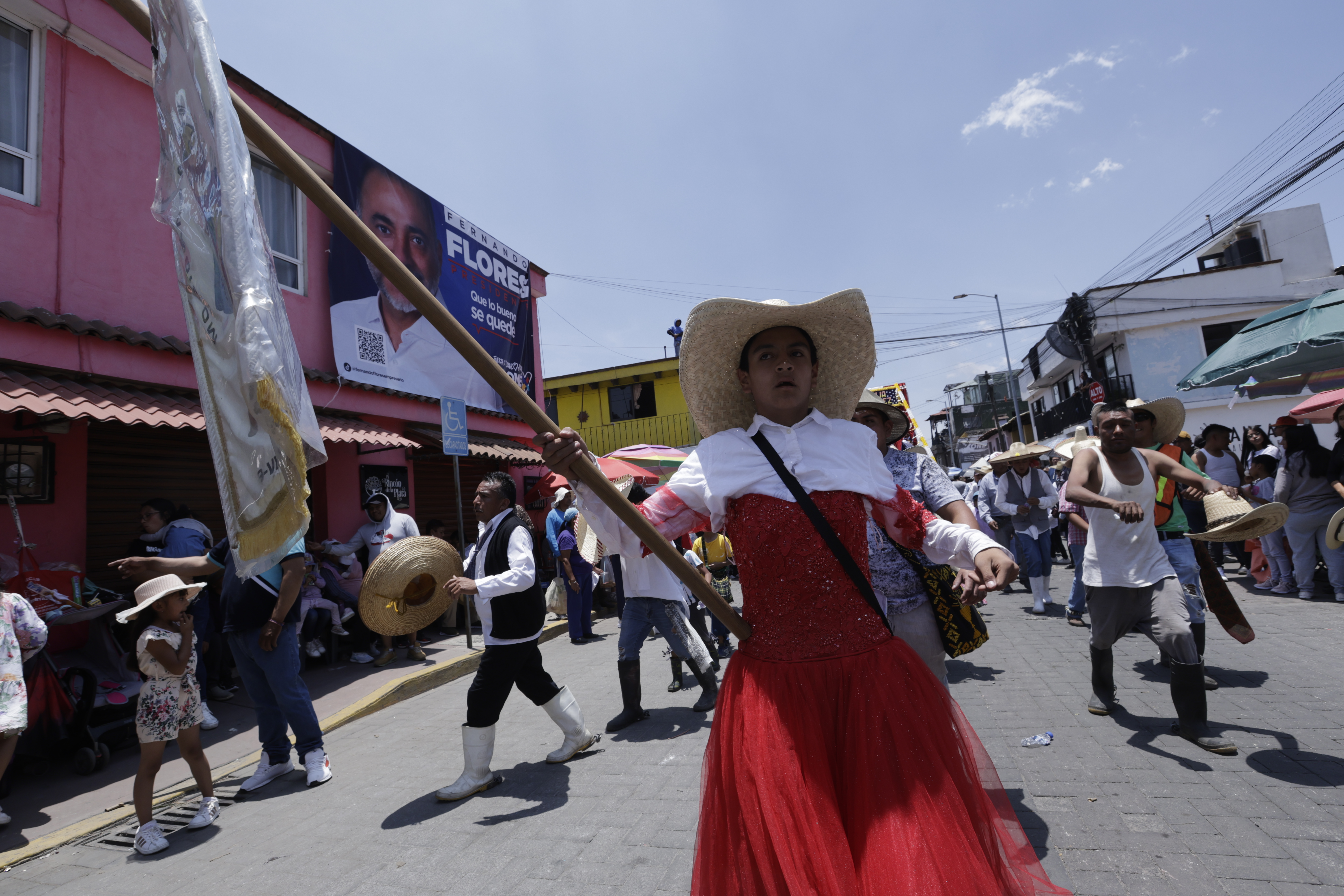 Miles de asistentes llegan al Paseo de la Agricultura en Metepec