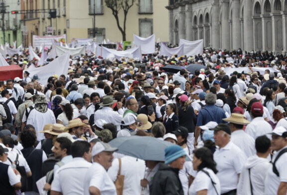 ISEM en crisis, miles de trabajadores exigen insumos y bases.