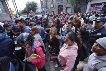 Padres enfurecidos bloquean el centro de Toluca, por cambios de escuela en nivel primaria