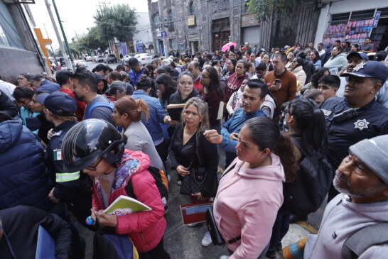 Padres enfurecidos bloquean el centro de Toluca, por cambios de escuela en nivel primaria