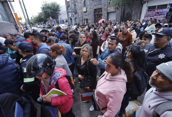 Padres enfurecidos bloquean el centro de Toluca, por cambios de escuela en nivel primaria