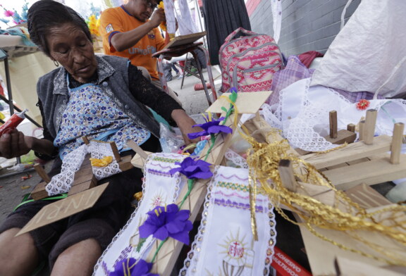 La Familia Vilchis se prepara para el Día de la Santa Cruz en el Mercado 16 de Septiembre de Toluca