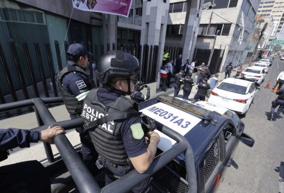 INE reparte boletas en penales mexiquenses.