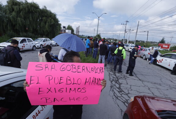 Taxistas de San Antonio la Isla y Mexicaltzingo protestan por el mal estado de las carreteras