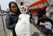 Restaurar y vestir Niños Dios tradición que sobrevive