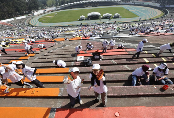 Inician trabajos de restauración del mural ‘Aratmósfera’ de Leopoldo Flores en el Estadio Universitario