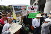 Manifestantes denuncian demoliciones ilegales en Tultitlán, piden la renuncia de alcaldesa.