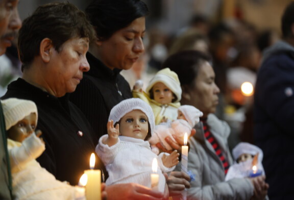 Miles de fieles católicos, llevan a sus Niños Dios a bendecir por al Día de la Candelaria.