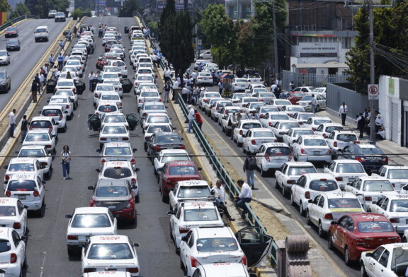 Taxistas colapsan Paseo Tollocan, exigen el retiro de operativos.