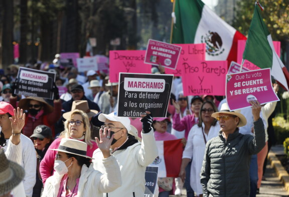 Marchan miles por la Democracia, en Toluca sociedad civil pide elecciones libres de violencia.