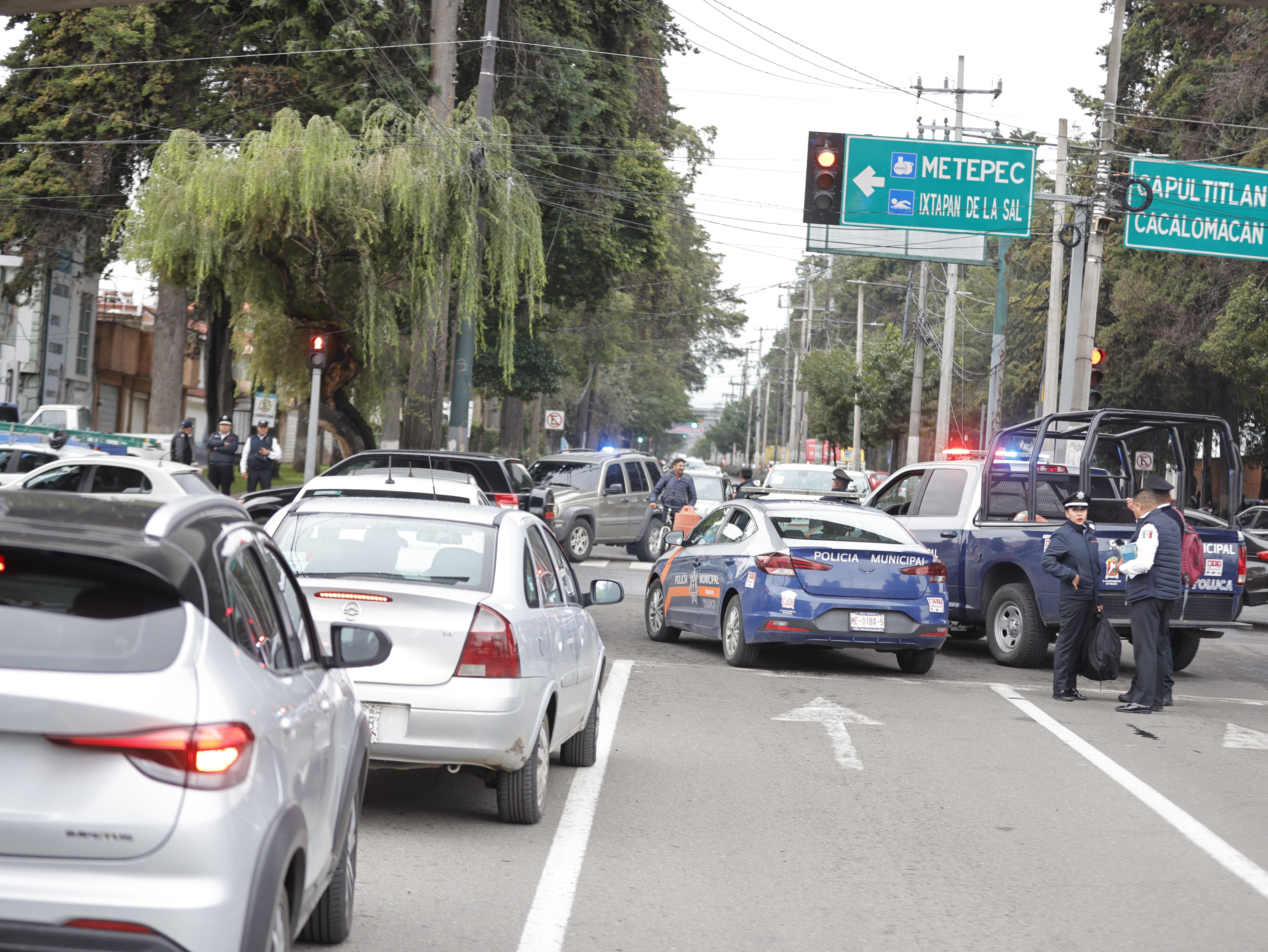 Caos vial y confusión por carril a contra flujo en Paseo Colón