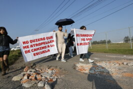 Estudiantes de UAMEX protestan por baches y falta de alumbrado en Toluca