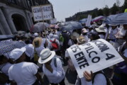 Pensionados sin atención, marchan en Toluca para exigir el cumplimiento de sus derechos