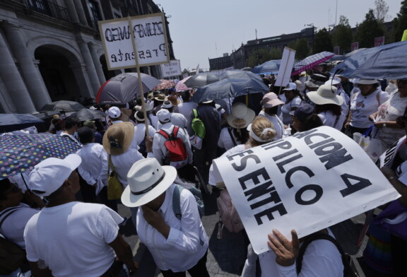 Pensionados sin atención, marchan en Toluca para exigir el cumplimiento de sus derechos
