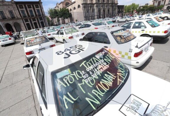 Se manifiestan taxistas contra aplicaciones de transporte