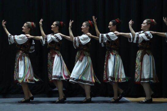 Bailarinas y bailarines colombianos y rumanos danzan en solidaridad con los afectados del huracán “Otis”.