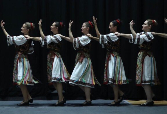 Bailarinas y bailarines colombianos y rumanos danzan en solidaridad con los afectados del huracán “Otis”.