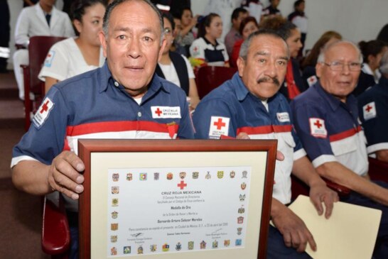 Reconocen al comandante Arturo Salazar por 50 años de trabajo voluntario en Cruz Roja Toluca