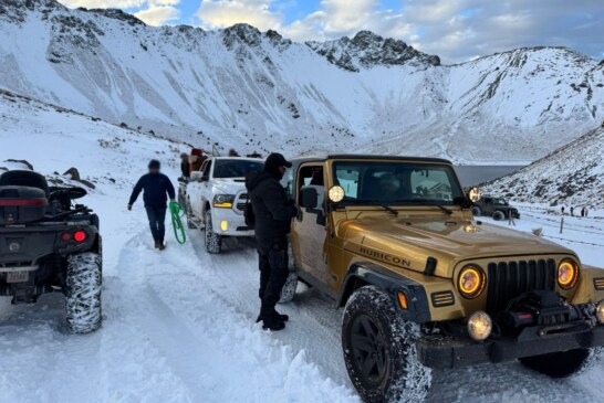 Cientos de turistas desafían el frío para disfrutar la nieve en los volcanes del Estado de México