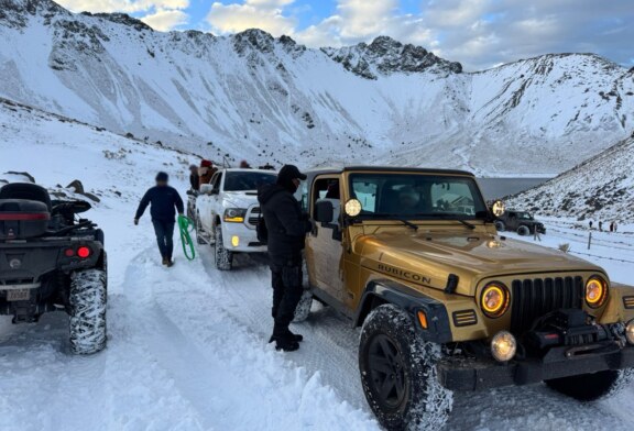 Cientos de turistas desafían el frío para disfrutar la nieve en los volcanes del Estado de México