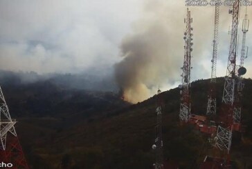 Trabajan combatientes para controlar el fuego en el parque estatal sierra de Guadalupe