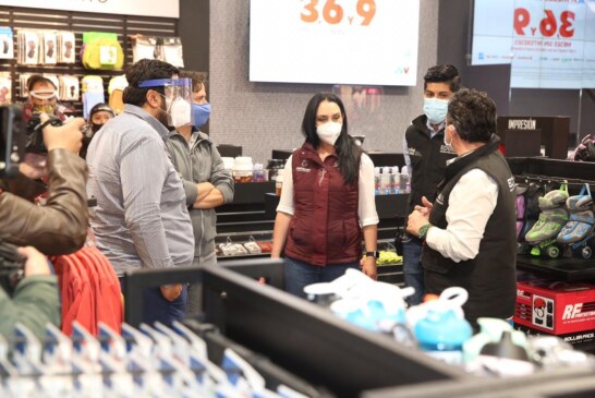 Supervisa Gaby Gamboa cumplimiento de protocolo de salud en plaza comercial.