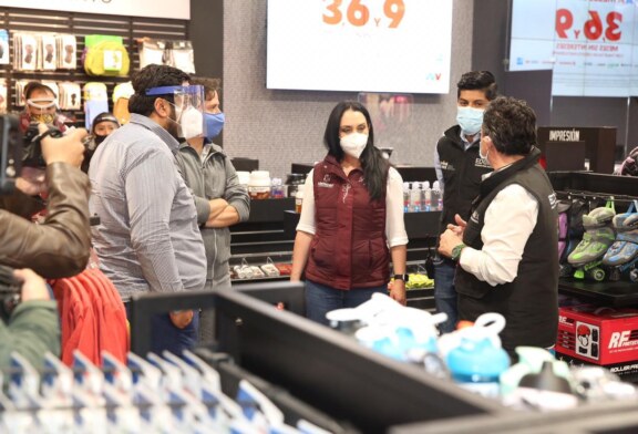 Supervisa Gaby Gamboa cumplimiento de protocolo de salud en plaza comercial.