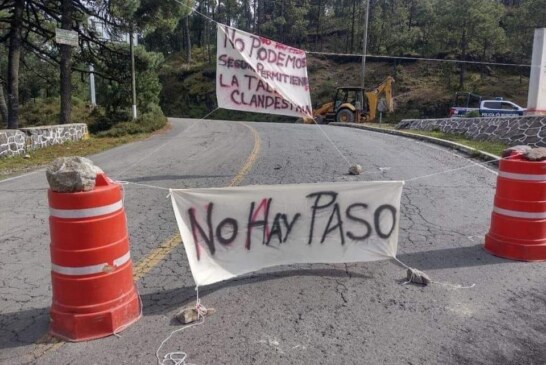 En Tlazala-Otzolotepec bloquean carretera para evitar tala ilegal.