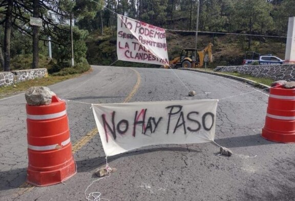 En Tlazala-Otzolotepec bloquean carretera para evitar tala ilegal.