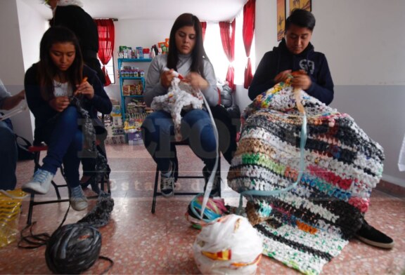 Colectan bolsas de plástico y las convierten en colchonetas