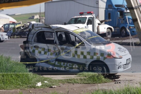 Accidente entre taxi y tráiler, hay un muerto.