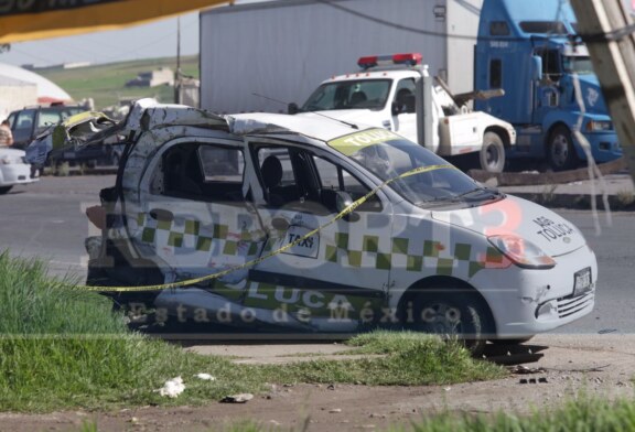 Accidente entre taxi y tráiler, hay un muerto.