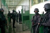 Controla policía estatal riña en el penal de Chiconautla