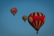 En Teotihuacán llaman a turistas a verificar estatus de vuelos aerostáticos.