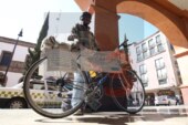 Recorre en bicicleta el país para promover la paz.