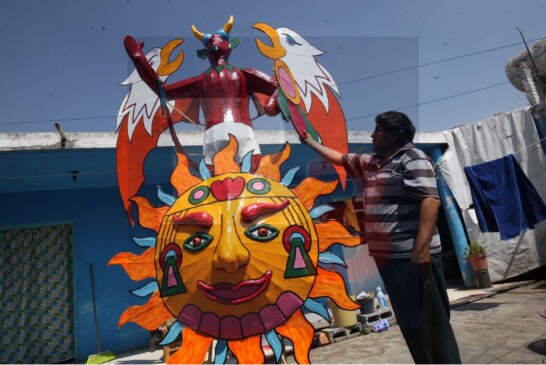 Entre papel, carrizo y pintura, una forma de arte que se niega a morir.