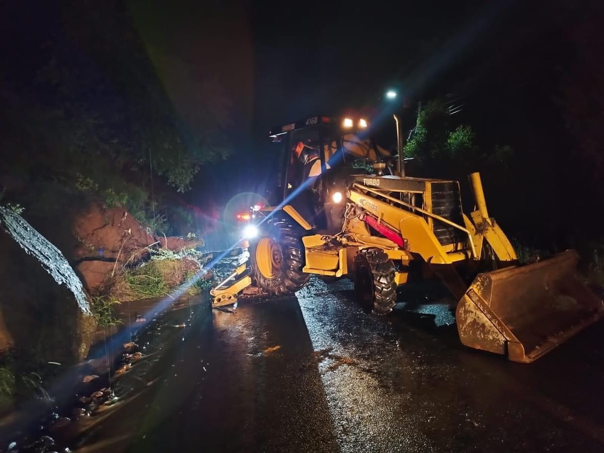 Cierran la carretera Atlacomulco-Temascalcingo por deslave; piden usar vías alternas