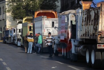 Transporte de carga bloquea el centro de la ciudad, exigen tarifas justas