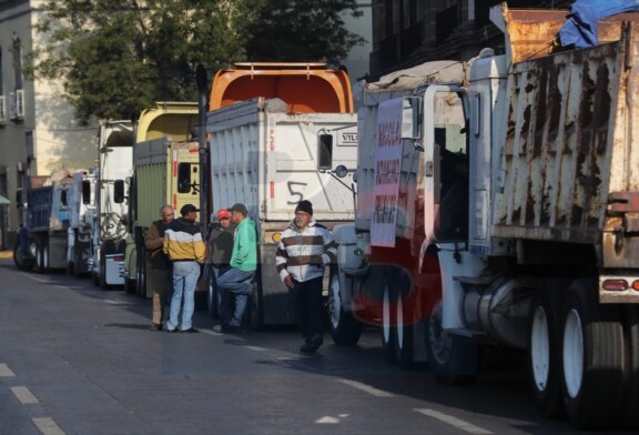 Transporte de carga bloquea el centro de la ciudad, exigen tarifas justas