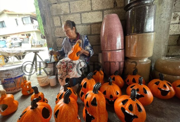 Artesanos de Temascalcingo se preparan para Día de Muertos con figuras de barro pintadas a mano