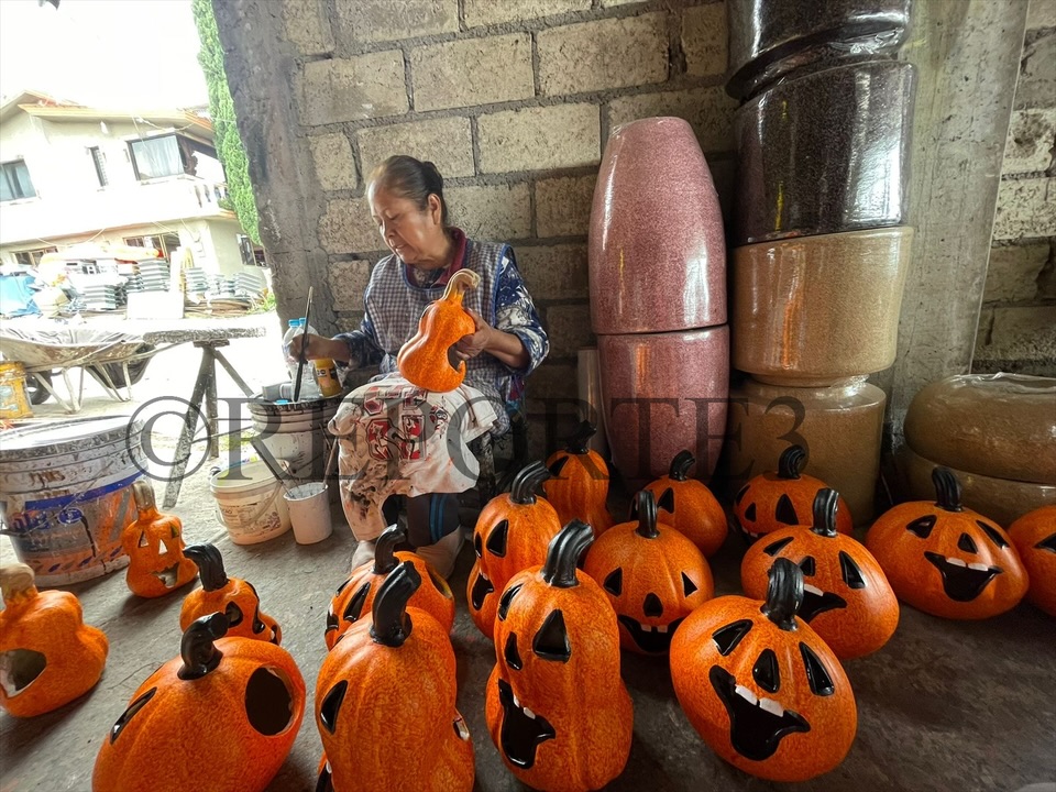 Artesanos de Temascalcingo se preparan para Día de Muertos con figuras de barro pintadas a mano